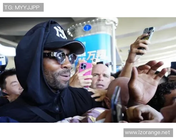 足球巨星欧文亲临中国与球迷互动展现足球魅力和个人风采